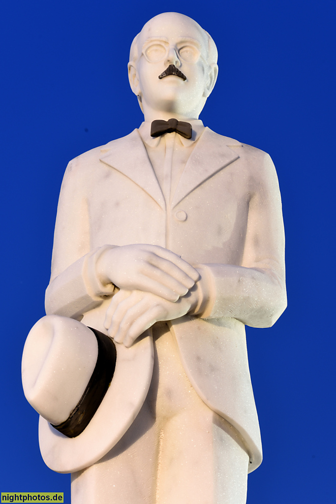 Póvoa de Varzim. Spielcasino. Denkmal 'O Senhor Poeta' für Fernando Pessoa. Bildhauer Francisco Simões 2008. Avenida dos Descobrimentos