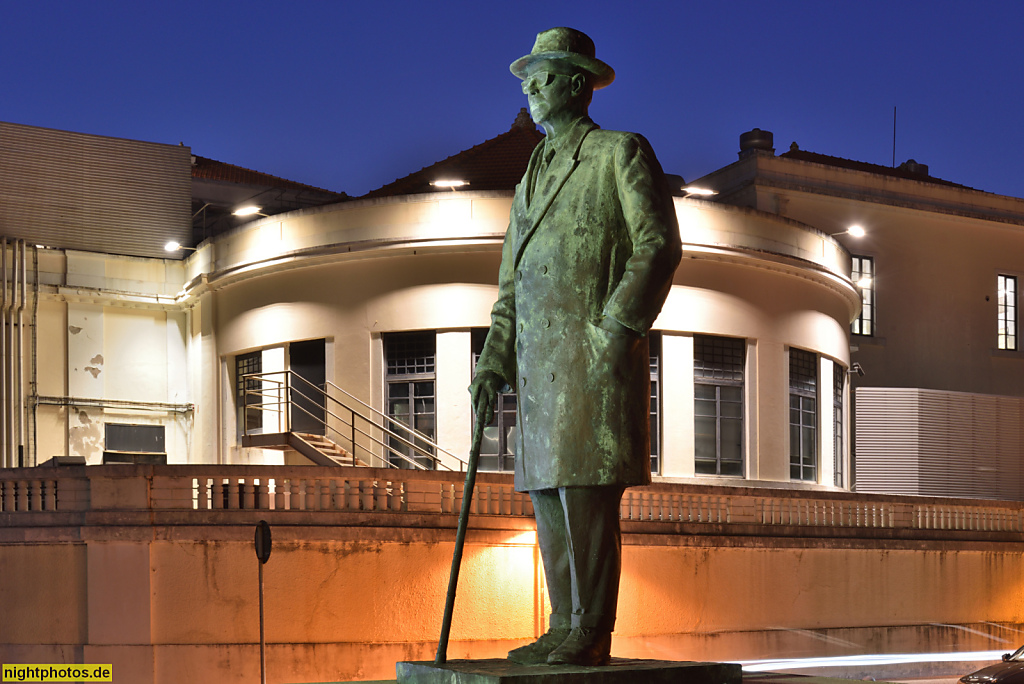 Póvoa de Varzim. Denkmal Vasques Calafate errichtet 1990. Largo Doutour Vasques Calafate