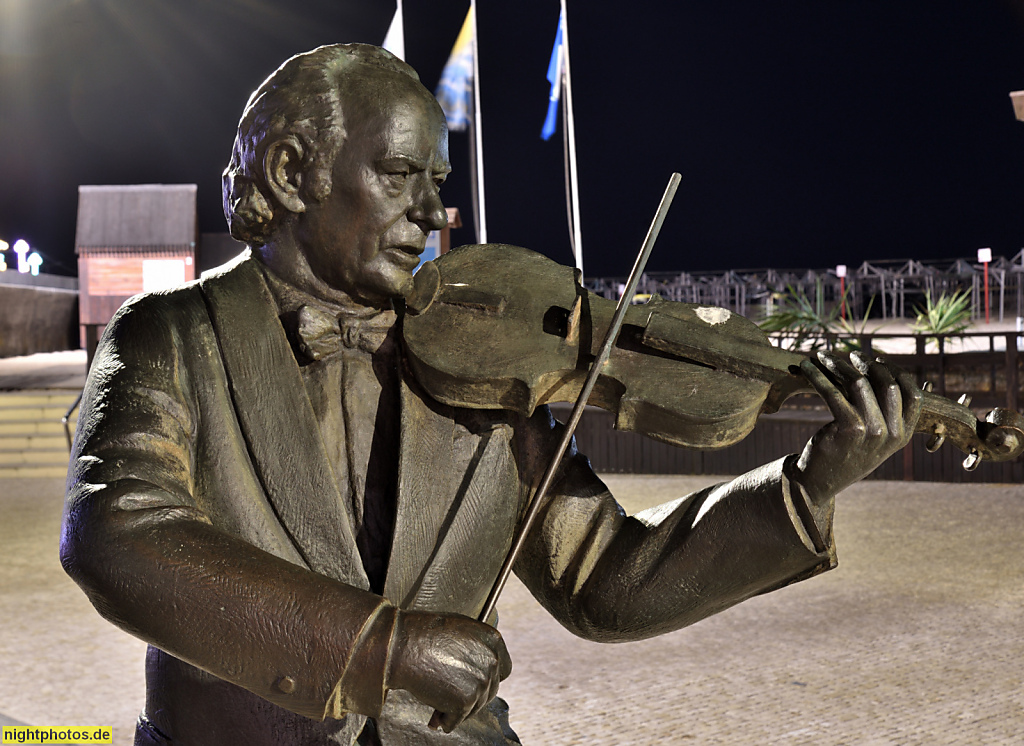 Póvoa de Varzim. Fernando da Silva Goncalves. Bronzestatue erschaffen 2020 von Hélder de Carvalho. Avenida dos Banhos