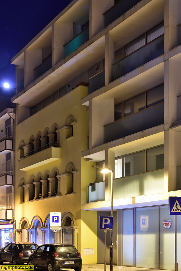 Póvoa de Varzim. Eingebaute Neoromanische Rundbogengalerie. Rua Caetano de Oliviera 179