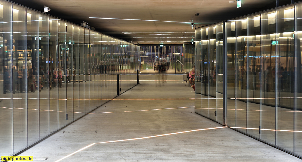 Póvoa de Varzim. Praça do Almada. Centro de Atendimento Municipal. Bürgeramt. Passage zur Metrostation. Randbebauung Südseite