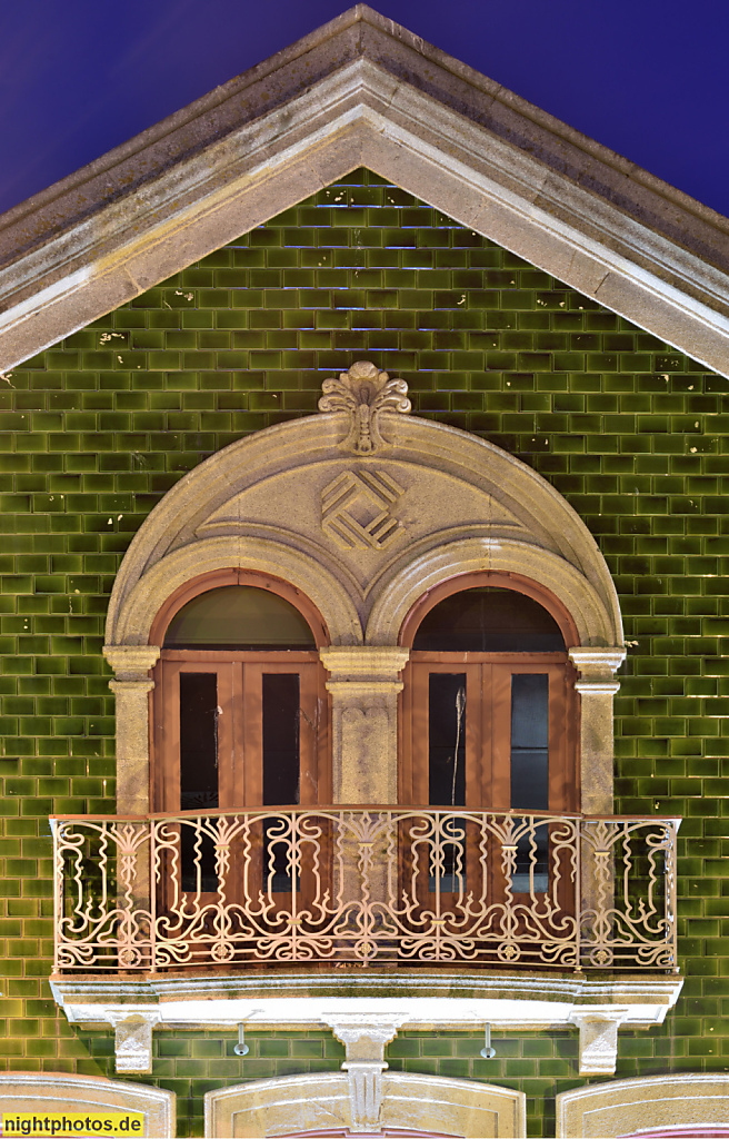 Póvoa de Varzim. Praça do Almada. Rathausplatz. Historische Randbebauung Nordwestseite. Bank Millenium bcp