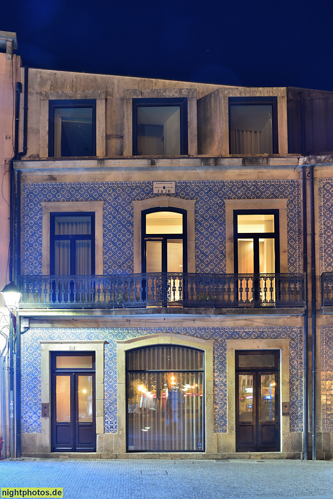 Póvoa de Varzim. Praça do Almada 53. Rathausplatz. Wohnhaus mit historischer Azulejo-Fassade und moderner Dachetage