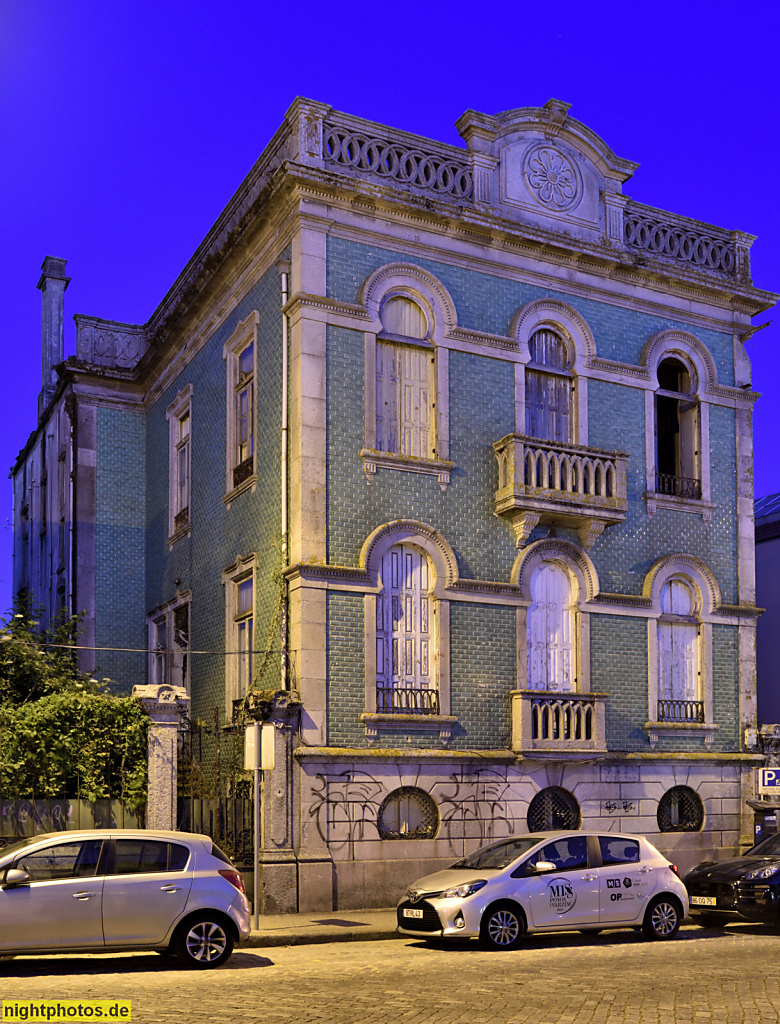 Póvoa de Varzim. Leerstehendes Haus. Fenster mit Hufeisenbogen bzw. maurischer Bogen. Rua de Cidade do Porto 60