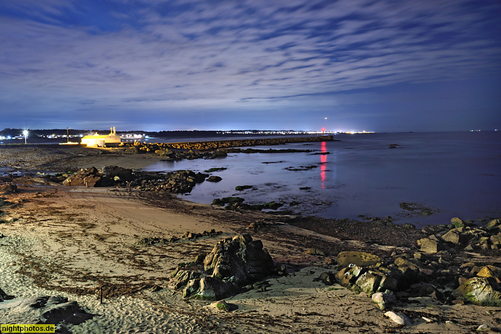 Vila do Conde. Atlantikküst mit Strand und Klippen. Hinten Capela de Nossa Senhora da Guia. Avenida Marquês de Sá da Bandeira