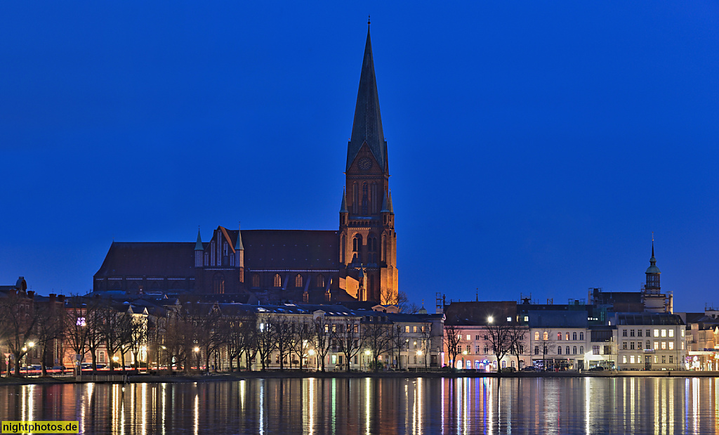 Schwerin. Dom St. Maria und Johannes. Randbebauung August-Bebel-Strasse am Pfaffenteich. Skyline