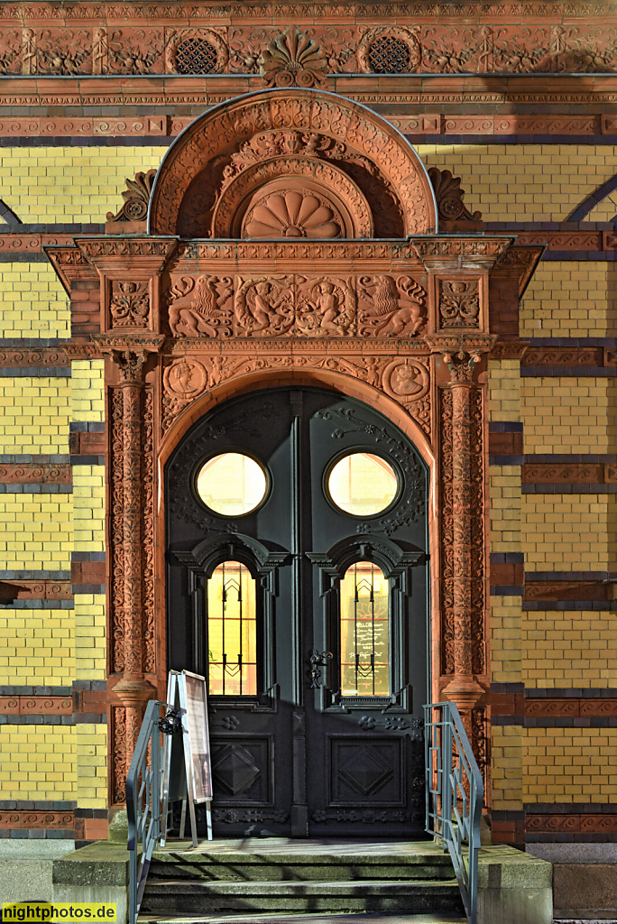 Schwerin. Schelfstadt. Ayurveda-Zentrum. Erbaut 1894 als Kuetemeyer-Scheuckesche-Steinicke'sche Stiftung von Gustav Hamann und Ludwig Cleve. Standesamt 1942-2008. August-Bebel-Strasse 29