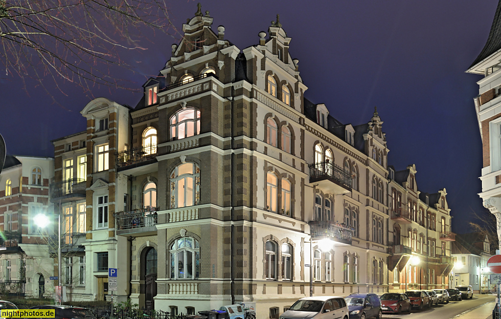 Schwerin. Schelfstadt. Wohnhaus mit übergiebelten Eckrisaliten. August-Bebel-Str 18a-19 Ecke Röntgenstrasse