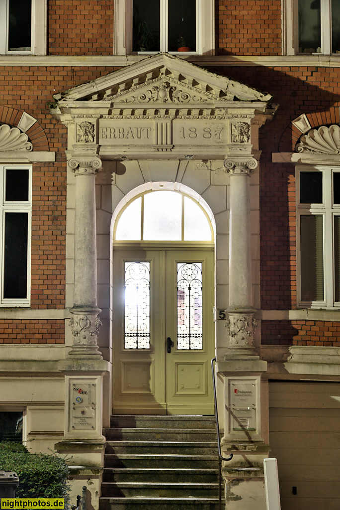 Schwerin. Schelfstadt. Doppelwohnhaus erbaut 1887 neoklassizistisch. Portikus. August-Bebel-Str 5