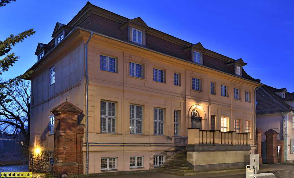 Schwerin Schelfstadt. Wohnhaus. Erbaut 1740 als Neustädtisches Rathaus unter Bauleitung von Johann Joachim Busch. Bis zur Vereinigung mit der Altstadt 1832. Schelfmarkt 2