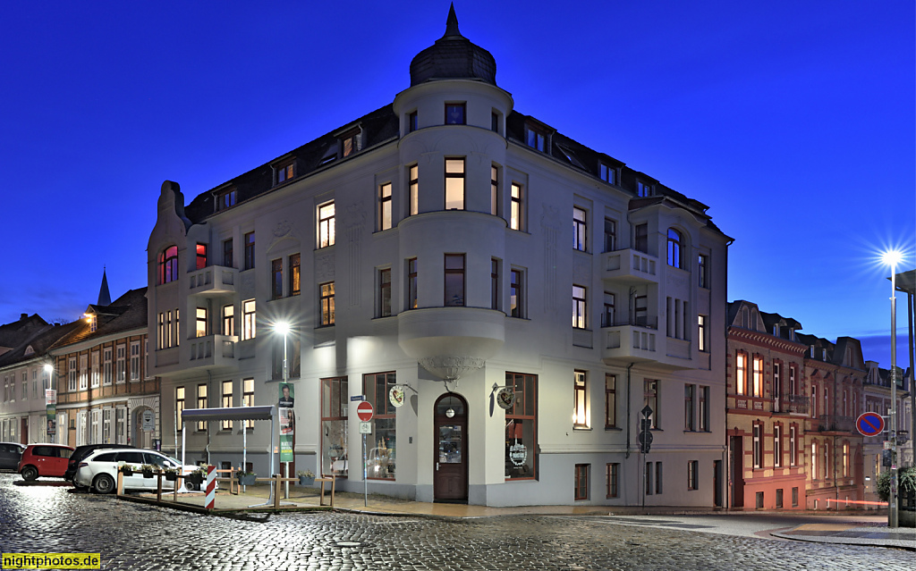 Schwerin Schelfstadt. Wohn- und Geschäftshaus mit Turmerker mit Welscher Haube. Jugendstil. Zander Bäckerei und Cafe. Puschkinstrasse 1