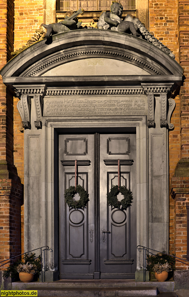 Schwerin Schelfstadt. Schelfkirche Sankt Nikolai erbaut 1708-1713 von Jacob Reutz und Leonhard Christoph Sturm. Barocker Backsteinbau mit Sandsteinelementen. Puschkinstrasse Ecke Lindenstrasse