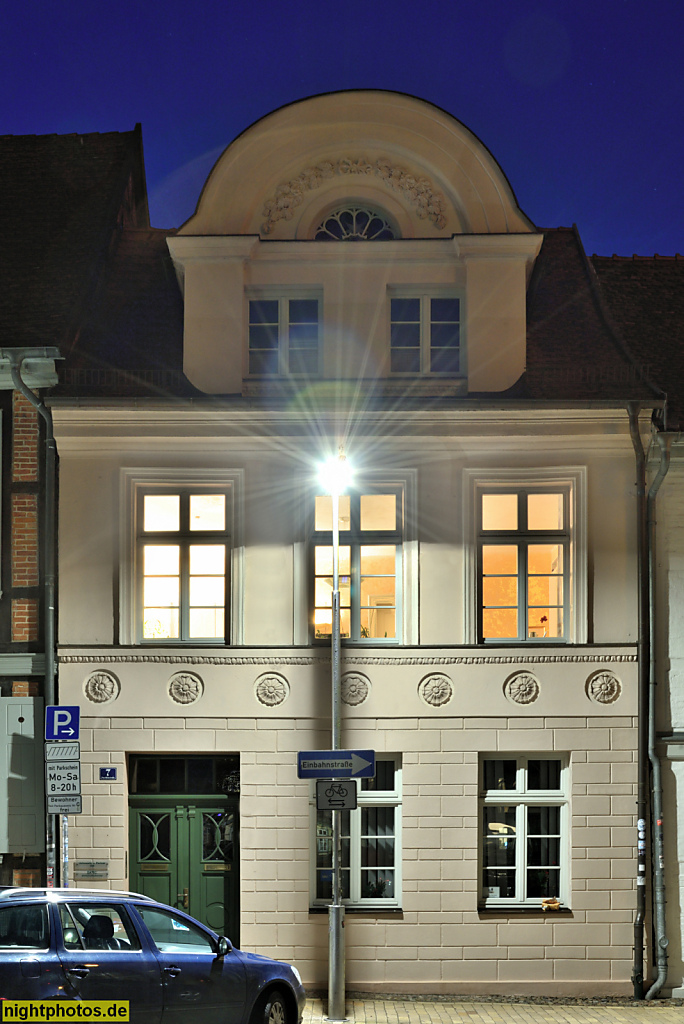Schwerin Schelfstadt. Wohnhaus mit Zwerchhaus und Bogengiebel. Putzbau. Puschkinstrasse 7