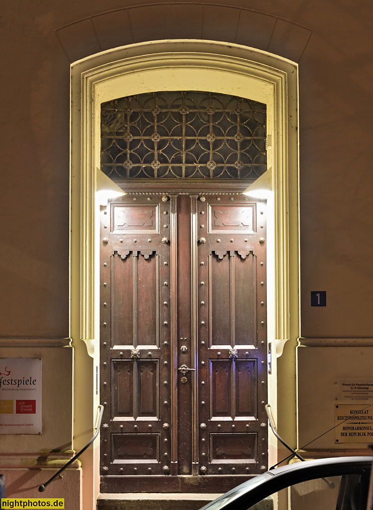 Schwerin Schelfstadt. Eckhaus neogotisch erbaut 1857 von Theodor Krüger. Erweitert 1890 von Georg Daniel. Polnisches Konsulat Lindenstr 1. Historische Sparkasse. Puschkinstr 2