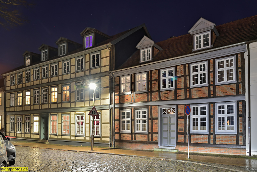 Schwerin Schelfstadt. Wohnhaus. Fachwerk mit gemauerten Ausfachungen. Satteldach mit Giebelgauben. Lindenstrasse 5-6