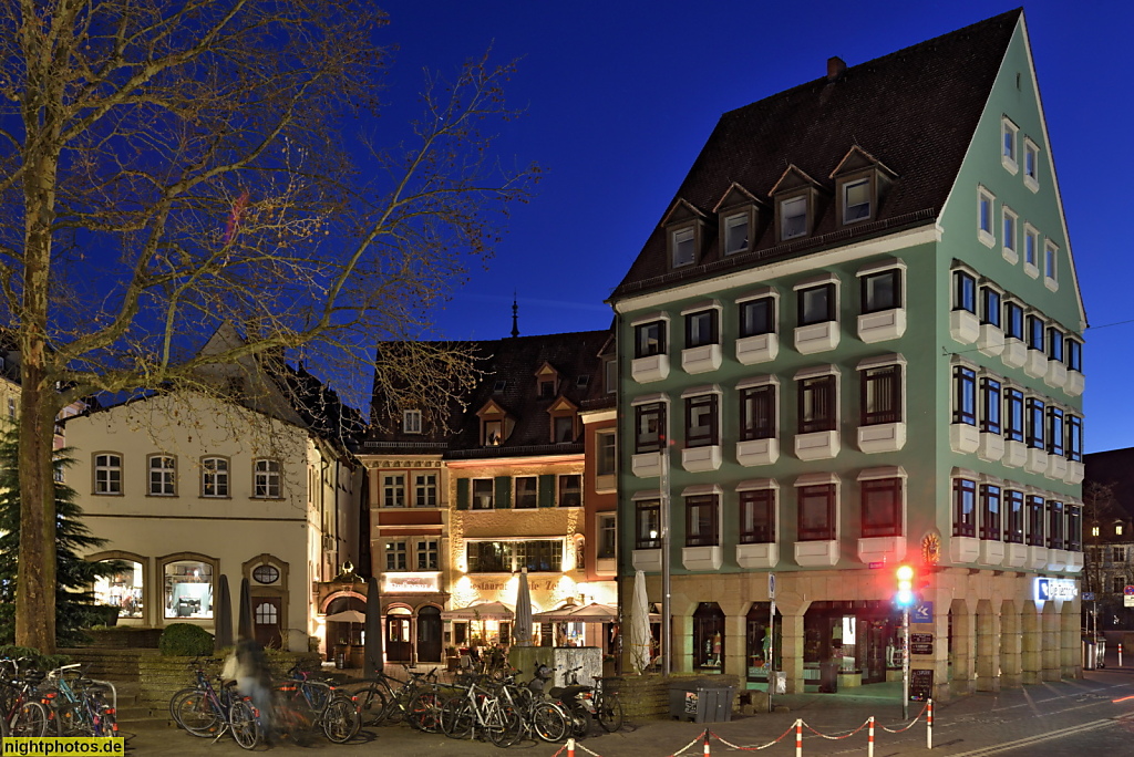 Bamberg. Obstmarkt 1. Brüderla Brobier. Erbaut 1768 als Fischmühle mit spätbarockem Tor. 1875 spätklassizistisch überbaut. Obstmarkt 3. Cafe Restaurant Zeis. Erbaut 1776 als Handwerkerhaus. Fassade 1945 verändert