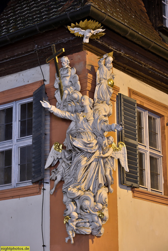 Bamberg. Hotel Restaurant Brudermühle am Geyerswörthplatz erbaut 1818. Saniert 1977. Hausfigurengruppe 'Aufnahme Mariens in den Himmel'
