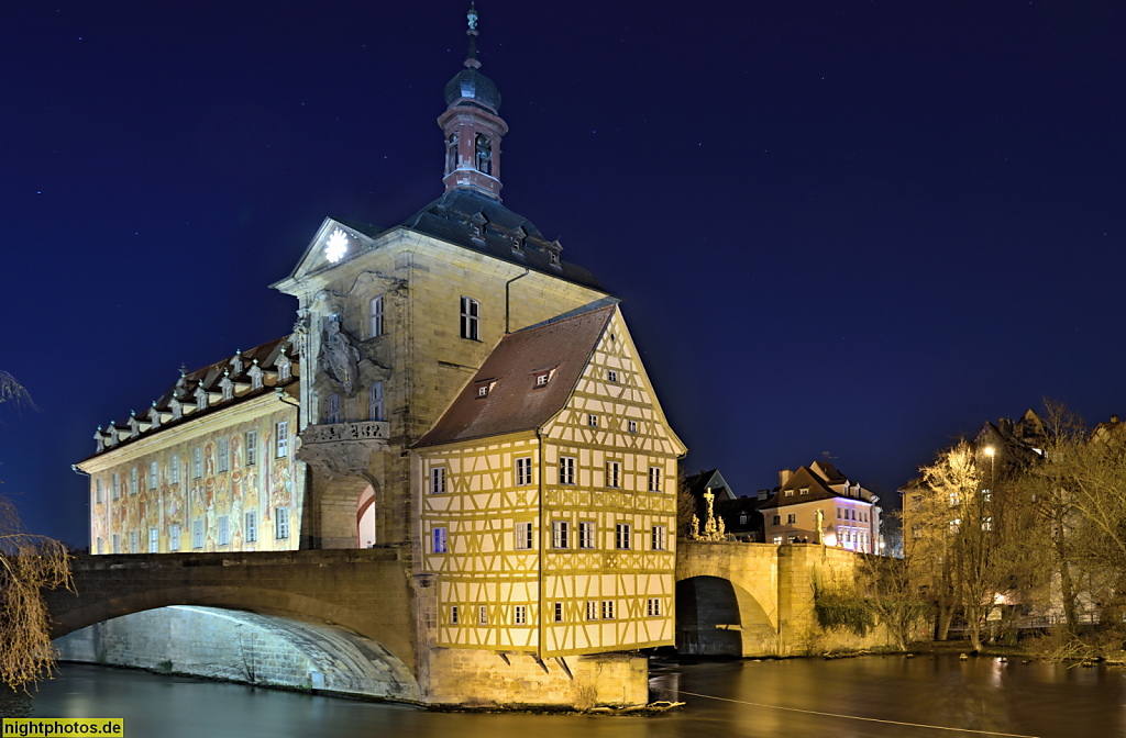 Bamberg. Obere Brücke. Rathaus erbaut 1461-1467. Fassadenmalerei von Johann Anwander 1755. Malerei restauriert 1959-1962 von Anton Greiner. Rocailleornamentik. Fachwerk mit Satteldach. Rottmeisterhäuschen