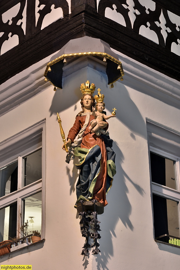 Bamberg. Haus zum Greifen. Wohn- und Geschäftshaus erbaut im 15. Jahrhundert. Muttergottesstatue in Ecknische. Obere Sandstrasse 2