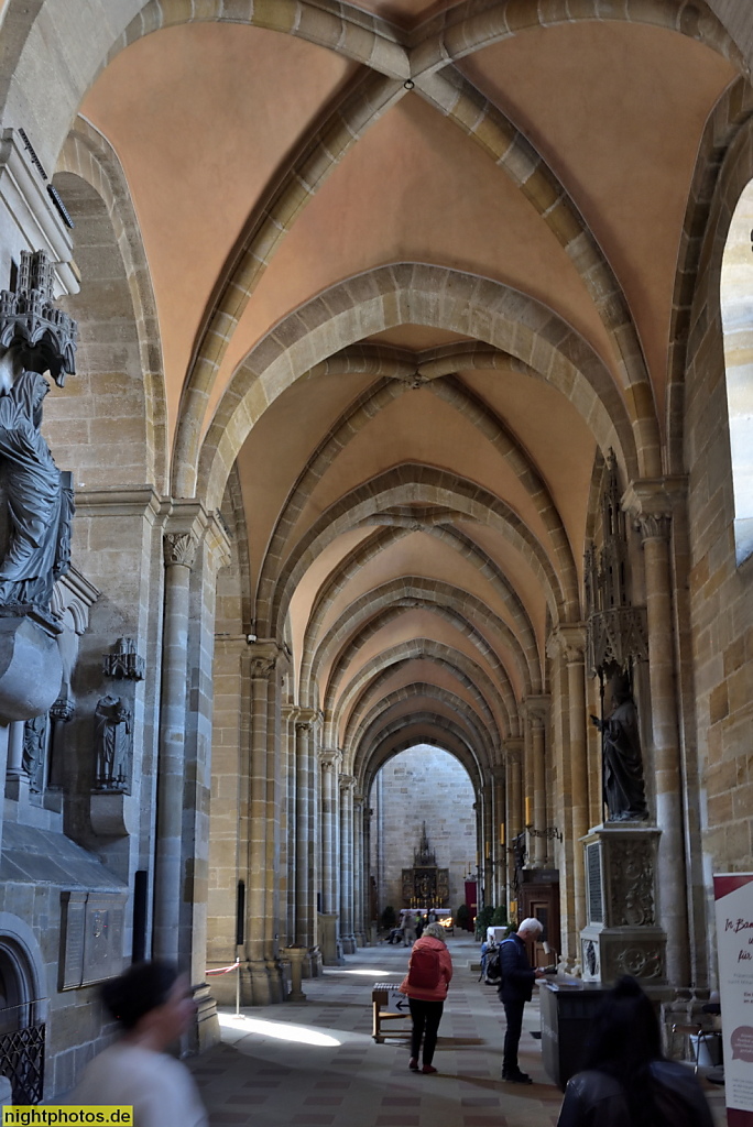 Bamberger Dom. Erstbau 1004-1012 durch König Heinrich II. Nach Brand frühgotischer Neubau 1185-1237 unter Bischof Ekbert von Andechs-Meranien