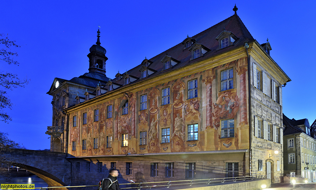 Bamberg. Untere Brücke. Rathaus erbaut 1461-1467. Fassadenmalerei von Johann Anwander 1755. Malerei restauriert 1959-1962 von Anton Greiner. Rocailleornamentik. Fachwerk mit Satteldach