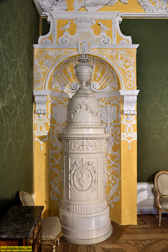 Bamberg. Neue Residenz erbaut 1697-1703 von Johann Leonhard Dientzenhofer in Barock. Kachelofen in Wandnische