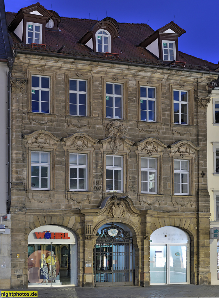 Bamberg. Haus zum Grünen Sittich. Spätbarockes Bürgerhauspalais mit Fassadenschmuck. Marienkrönungsrelief. Erbaut Mitte 18. Jahrhundert. Maximiliansplatz 12