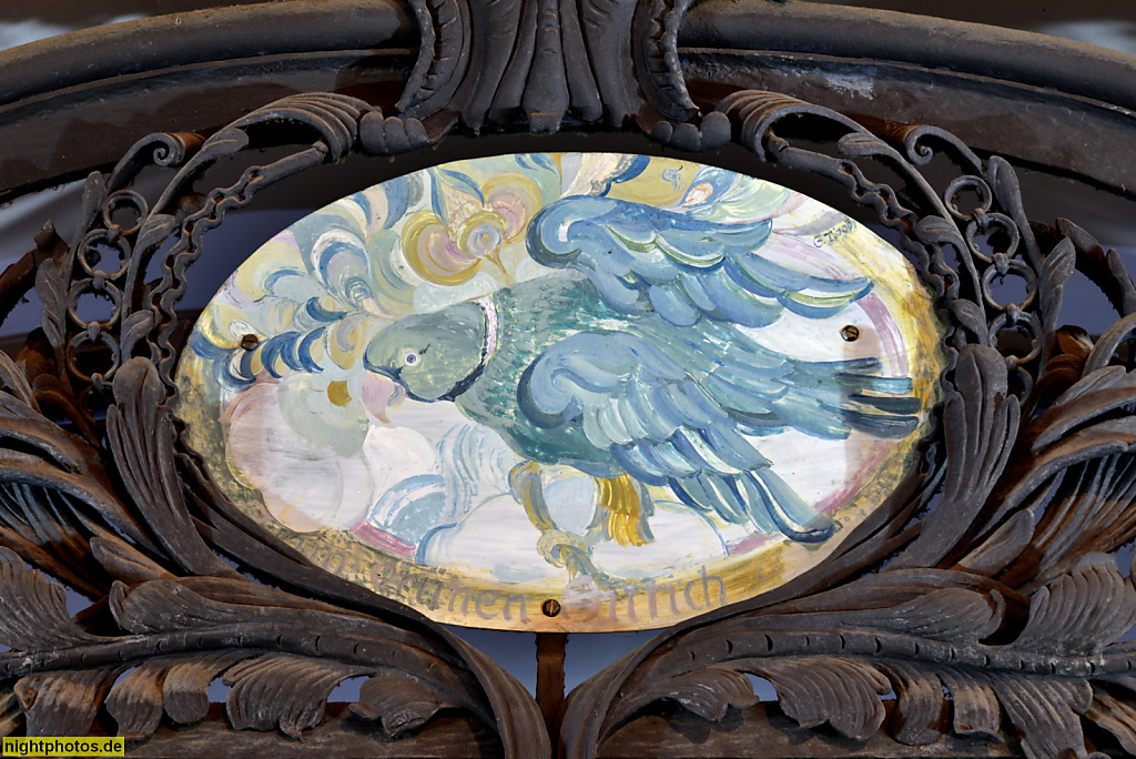 Bamberg. Haus zum Grünen Sittich. Spätbarockes Bürgerhauspalais mit Grünem Sittich. Erbaut Mitte 18. Jahrhundert. Maximiliansplatz 12