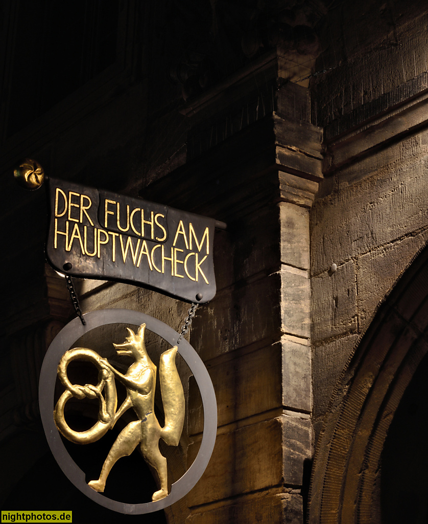 Bamberg. Alte Hauptwache mit Bäckereigeschäft. Namenszeichen und Zunftzeichen der Bäckerei an der alten Hauptwache. Hauptwachstrasse 16