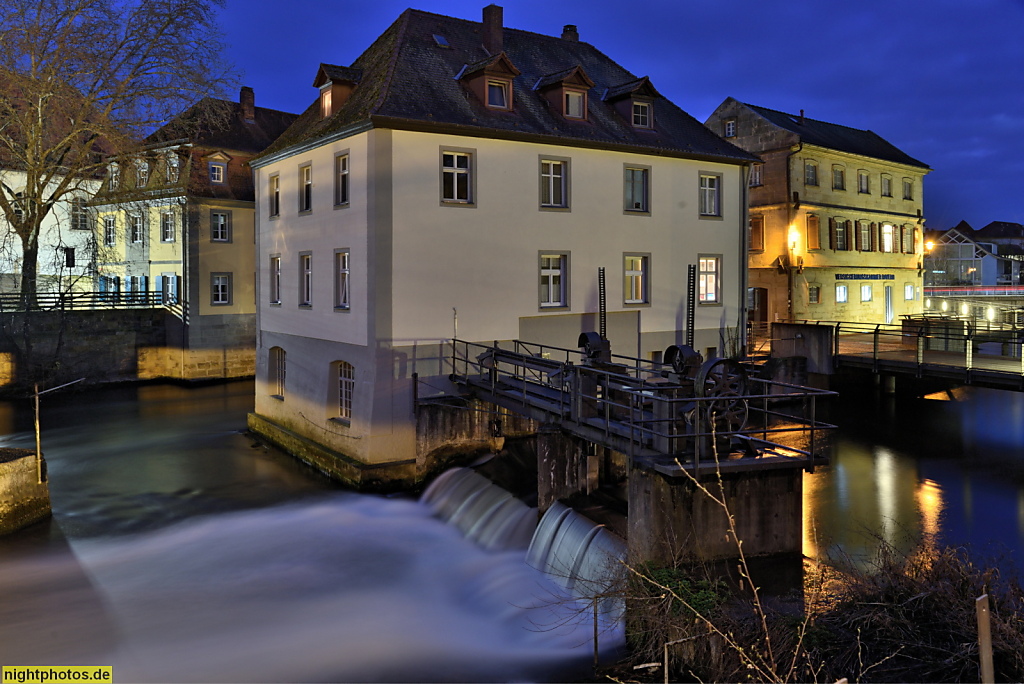 Bamberg. Schneidmühle Erstbau 1809 Neubau 1904. Nach WK 2 erneuert. Aktuell noch Stromerzeugung. Rechts Vogtherrsche Mühle am linken Regnitzarm