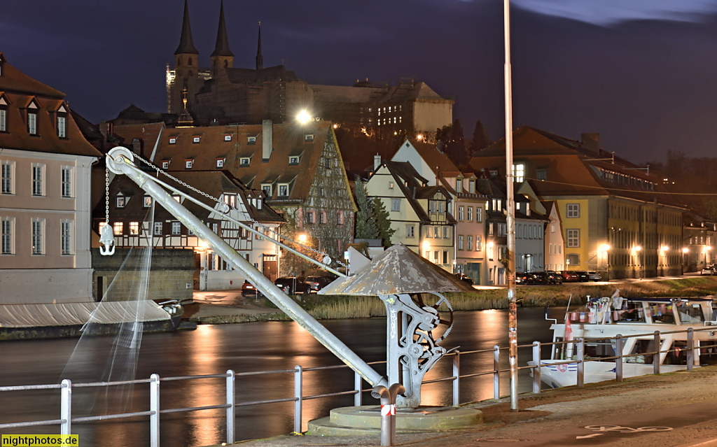 Bamberg. Eisenkran am Kanalhafen Bamberg. Historischer Ladekran am linken Regnitzarm. Erbaut 1864 hergestellt von Fa. I. W. Spaeth. Am Kranen. Hinten Domberg