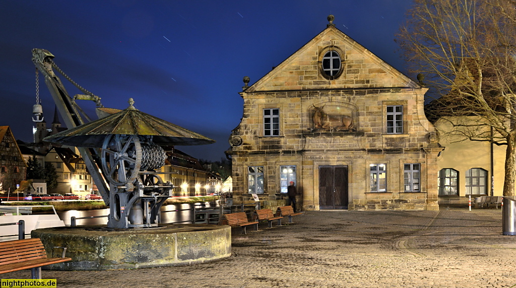 Bamberg. Eisenkran am Kanalhafen Bamberg. Universität GIScience, KR 1 im Alten Schlachthaus. Sandsteinquaderbau mit Rindsskulptur Paulus Mayer 1741-1742