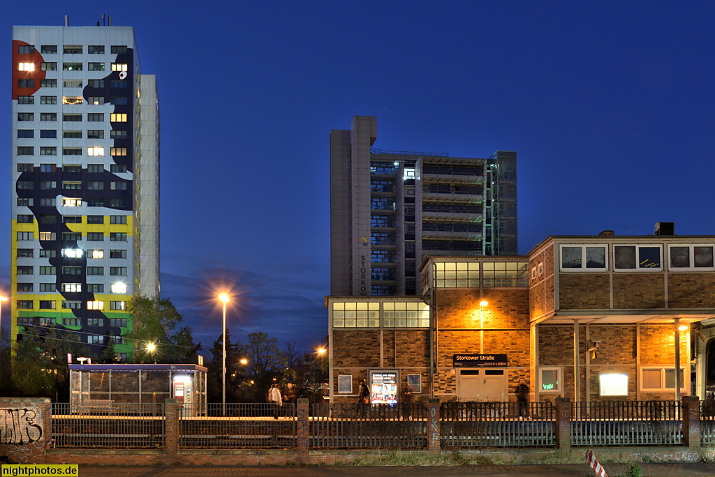 Berlin Lichtenberg. Gustavo-Haus. Doppelhochhaus nach 1980 erbaut. 1998-1999 Montage bemalter Aluminumplatten mit Motiven v Künstler Gustavo. Franz-Jacob-Strasse 1 und3