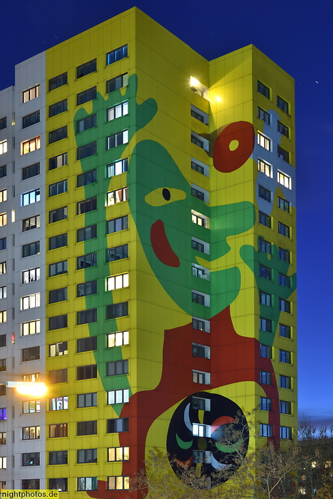 Berlin Lichtenberg. Gustavo-Haus. Doppelhochhaus nach 1980 erbaut. 1998-1999 Montage bemalter Aluminumplatten mit Motiven v Künstler Gustavo. Franz-Jacob-Strasse 1 und 3