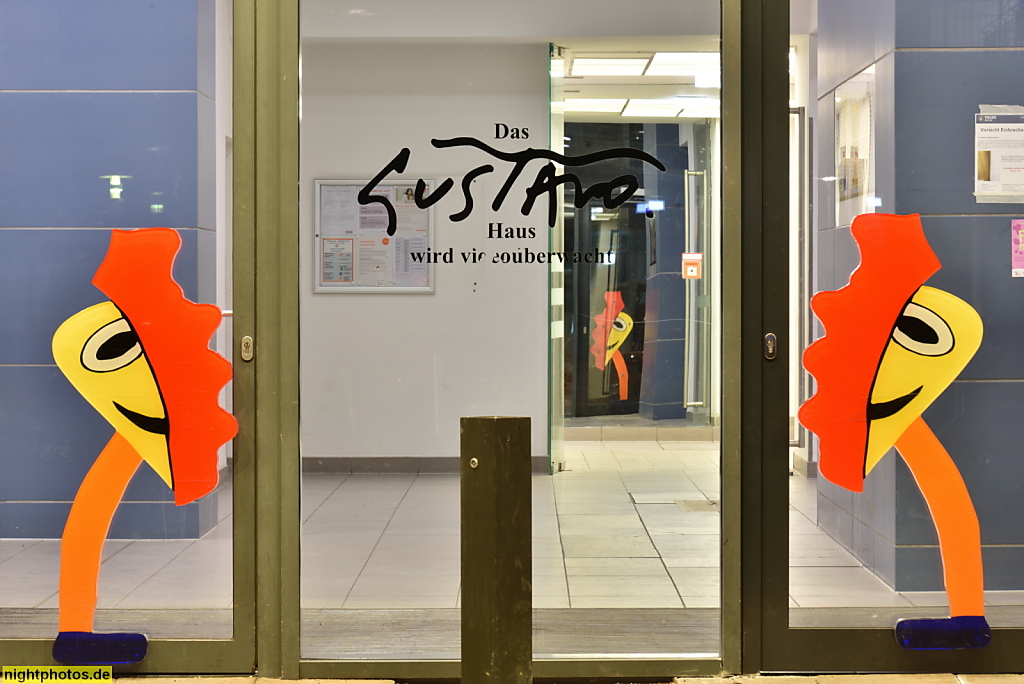 Berlin Lichtenberg. Gustavo-Haus. Doppelhochhaus nach 1980 erbaut. 1998-1999 Gestaltung Türgriffe mit Motiven von Künstler Gustavo. Franz-Jacob-Strasse 3