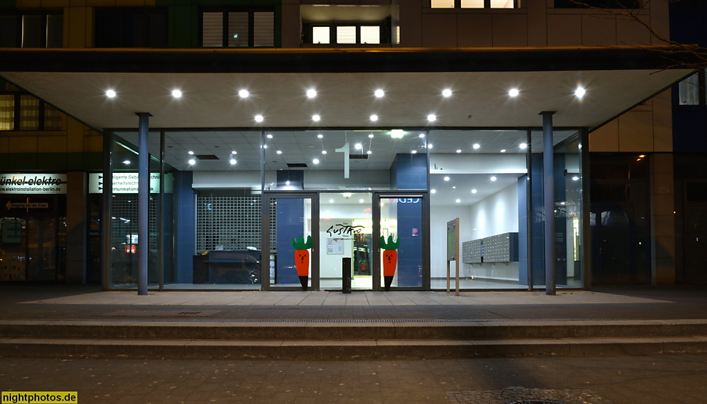 Berlin Lichtenberg. Gustavo-Haus. Doppelhochhaus nach 1980 erbaut. 1998-1999 Gestaltung Türgriffe mit Motiven von Künstler Gustavo. Franz-Jacob-Strasse 1