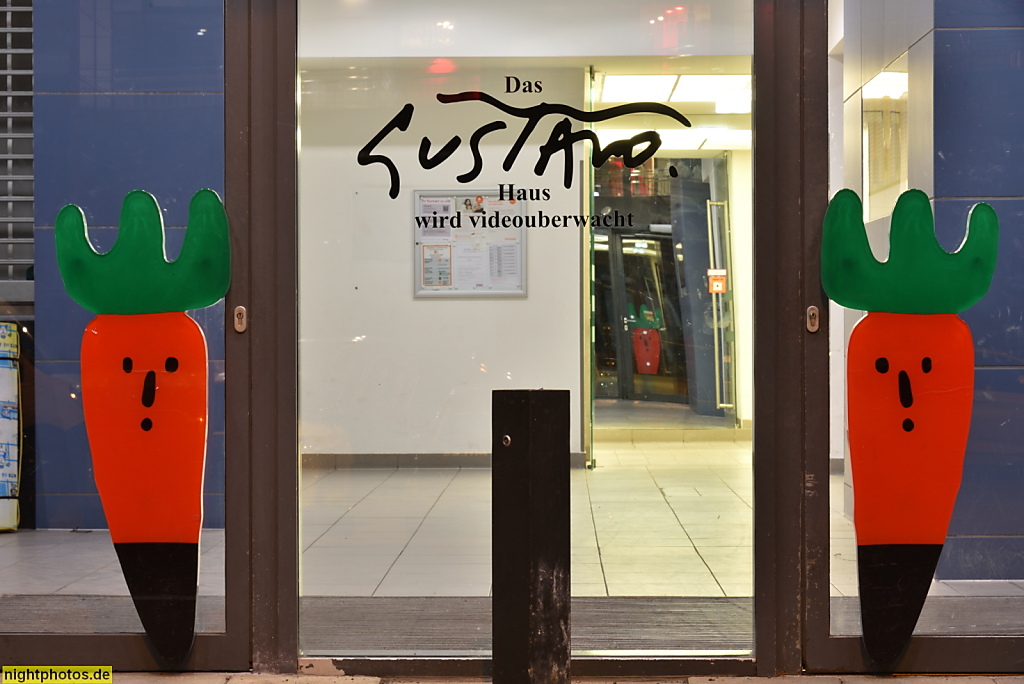 Berlin Lichtenberg. Gustavo-Haus. Doppelhochhaus nach 1980 erbaut. 1998-1999 Gestaltung Türgriffe mit Motiven von Künstler Gustavo. Franz-Jacob-Strasse 1