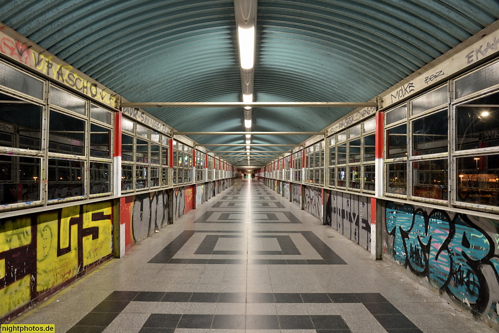 Berlin Lichtenberg. Fussgängerbrücke 'Langer Jammer' erbaut 1977 am S-Bahnhof Storkower Strasse der Ringbahn. Eröffnet 1881. S-Bahn seit 1929