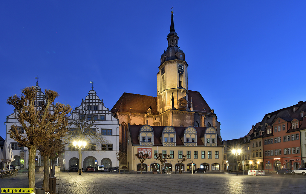 Naumburg. links Stadtschloss erbaut 1543 als Residenz des evangelischen Bischof Nikolaus von Amsdorf. Rechts 'Schlösschen' mit Tourist Information erbaut bis 1379 als Kaufhaus. Markt 6. Dahinter Stadtkirche St. Wenzel