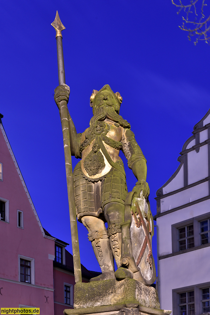 Naumburg. Wenzelsbrunnen. Hl. Wenzel als Statue auf dem Brunnenbecken. Brunnen erbaut 1498. Figur erschaffen 1579. Markt
