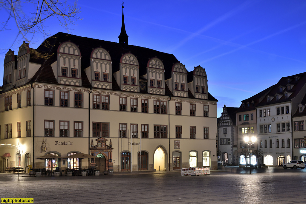Naumburg. Rathaus mit Ratskeller. Erbaut 1517-1528. Einbau Renaissanceportal 1556-1557. Walmdach mit Zwerchhäusern. Inschrift am Traufgesims. Markt 1