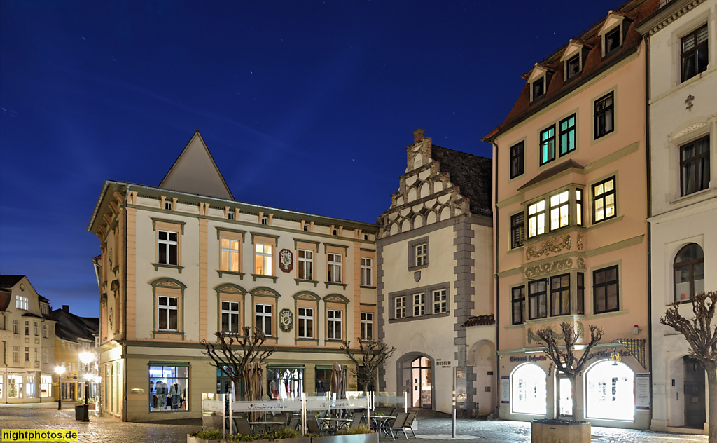 Naumburg Markt 17-19. Stadtmuseum im Haus Hohe Lilie mit Staffelgiebel erbaut 13. Jhdt (Mitte Nr 18). Haus Zwölf Apostel (links Nr. 19)