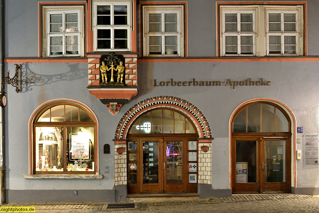 Naumburg. Wohn- und Geschäftshaus. Erbaut 16. Jhdt als Mohren-Apotheke. Ab 1735 Lorbeer-Apotheke. Erker erbaut 1645. Herrenstrasse 2