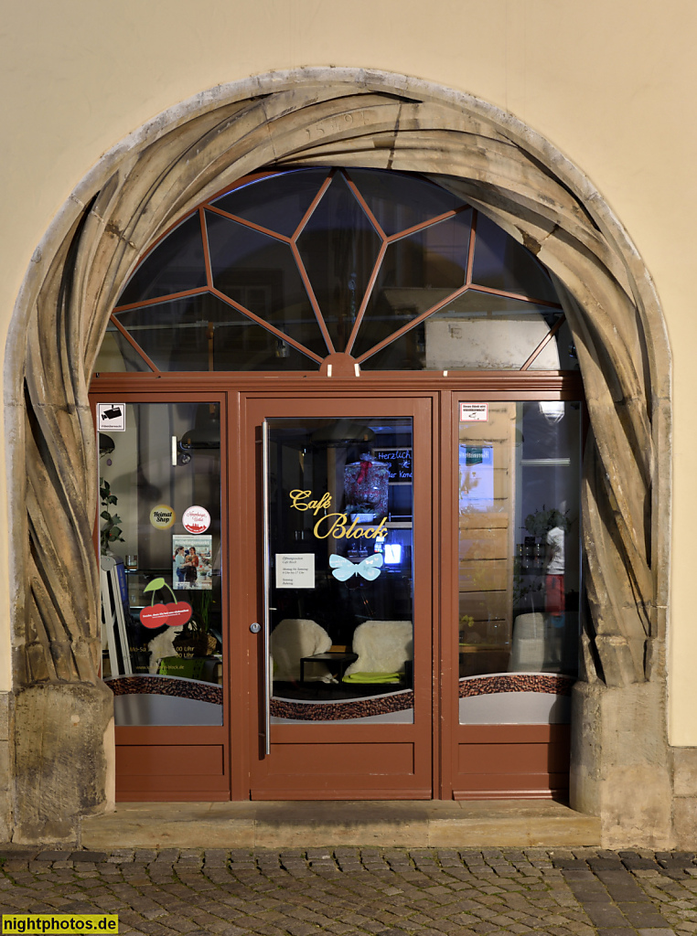 Naumburg. Café Bäckerei und Konditorei Block. Rundbogenportal. Markt 1 an der Nordseite des Rathausgebäude
