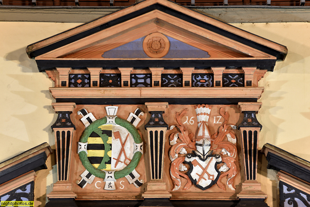 Naumburg. Rathaus. Erbaut 1517-1528. Renaissanceportal erbaut 1556-1557. Wandrelief mit Stadtwappen Schwert und Schlüssel. Markt 1