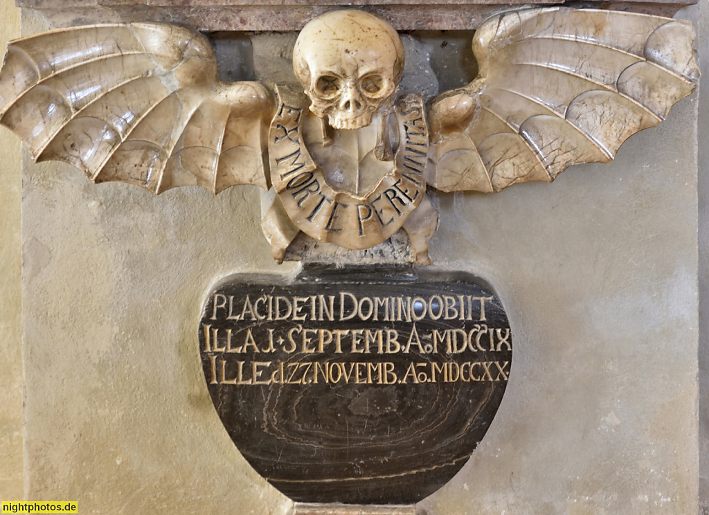 Naumburg. Evangelischer Dom St Peter und Paul. Erbaut ab 13. Jhdt. Totenkopf im Portaldurchgang