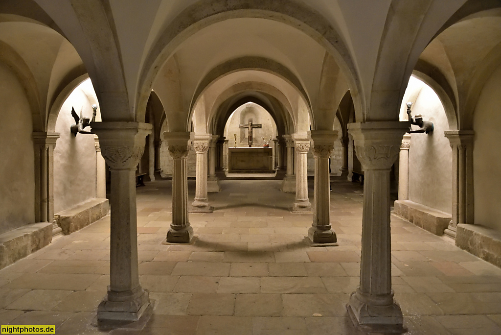 Naumburg. Evangelischer Dom St Peter und Paul. Erbaut ab 13. Jhdt. Spätromanische Säulen mit Würfelkapitell in der Krypta