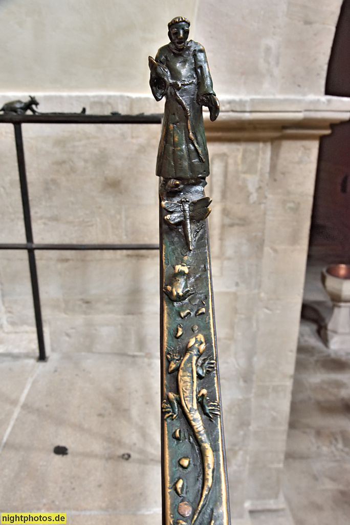 Naumburg. Evangelischer Dom St Peter und Paul. Erbaut ab 13. Jhdt. Ostchor. Figürlicher Handlauf aus Bronze von Heinrich Apel erschaffen 1972 und 1983