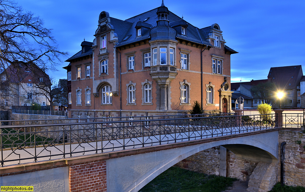 Naumburg. Villa. Erbaut um 1890 von Maurermeister Eduard Burckhardt in Historismus. Marienmauer 17. Thainburgbrücke erbaut 1893-1894 als Fussgängerbrücke