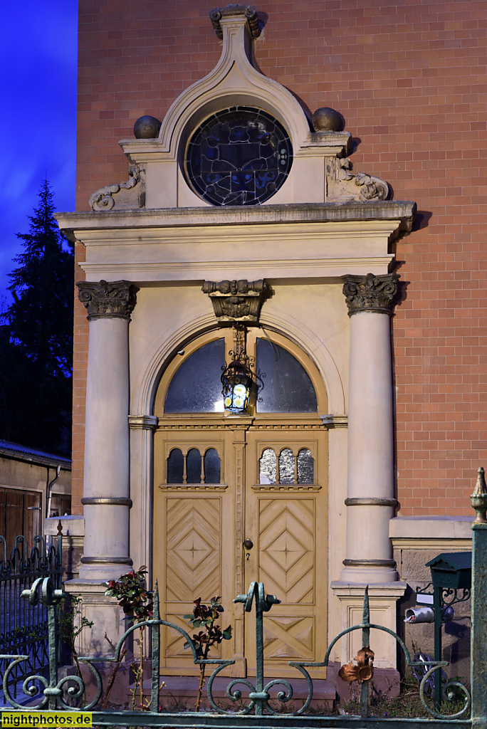 Naumburg. Villa. Erbaut um 1890 von Maurermeister Eduard Burckhardt in Historismus. Portal. Säulenportal. Supraporte mit Kielbogen über Rundfenster. Marienmauer 17